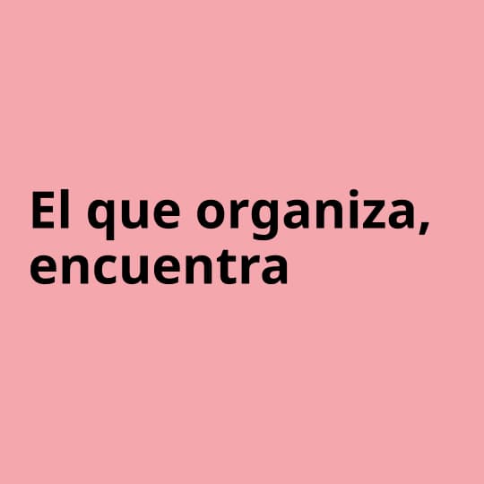 Una imagen rosa con el texto "el que organiza, encuentra".