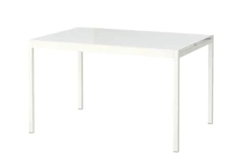 Una mesa de comedor rectangular blanca sobre un fondo blanco