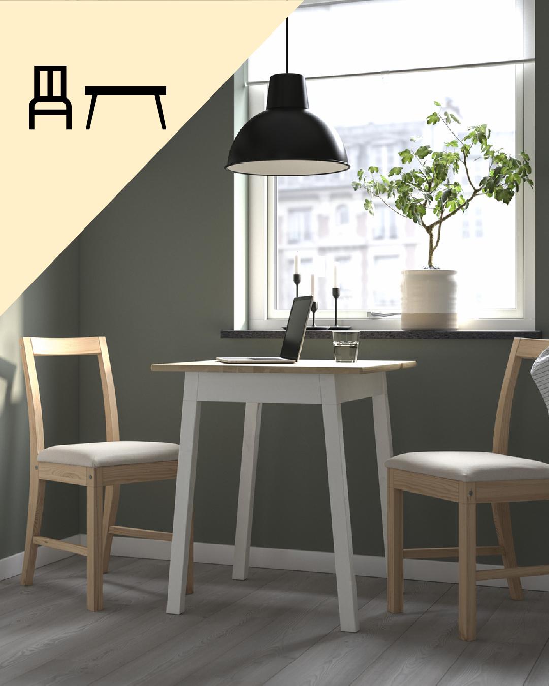 Una mesa para 2 puestos  y en la parte superior izquierda de la imagen un tríangulo amarillo con íconos de comedor.