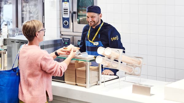 Una mujer a la que se sirve un aperitivo en el bistró sueco de IKEA .