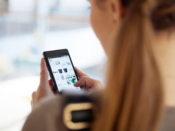 Una mujer mirando el sitio web de IKEA en su celular