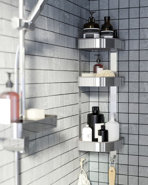 Una regadera gris con una repisa de pared de acero inoxidable que almacena gels de baño, shampús y más.