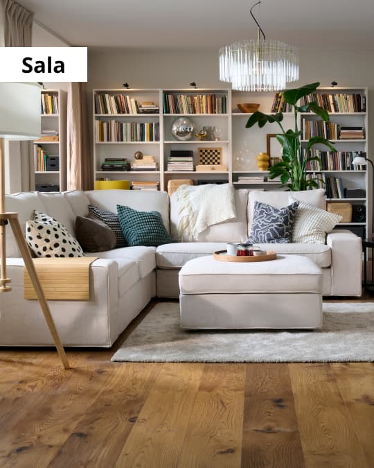Una sala con muebles IKEA entre los que destacan grandes libreros y un sofá en L.