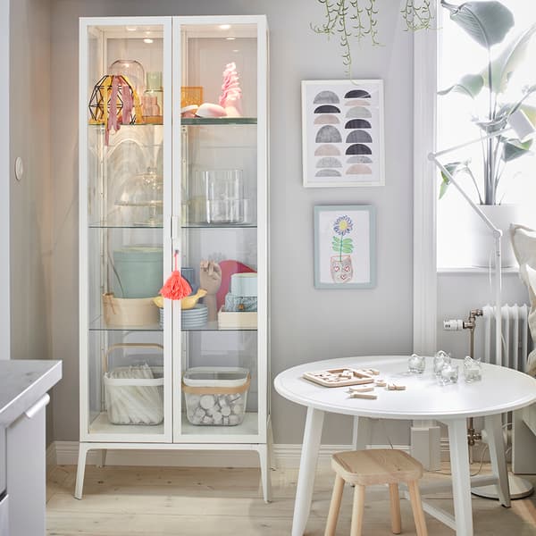 Una sala convertida en home office, donde el escritorio es de la familia LINNMON de IKEA, al lado de un estante KALLAX lleno de artículos personales. Hay también un par de pisos de madera KYRRE y una silla de oficina LOBERGET.