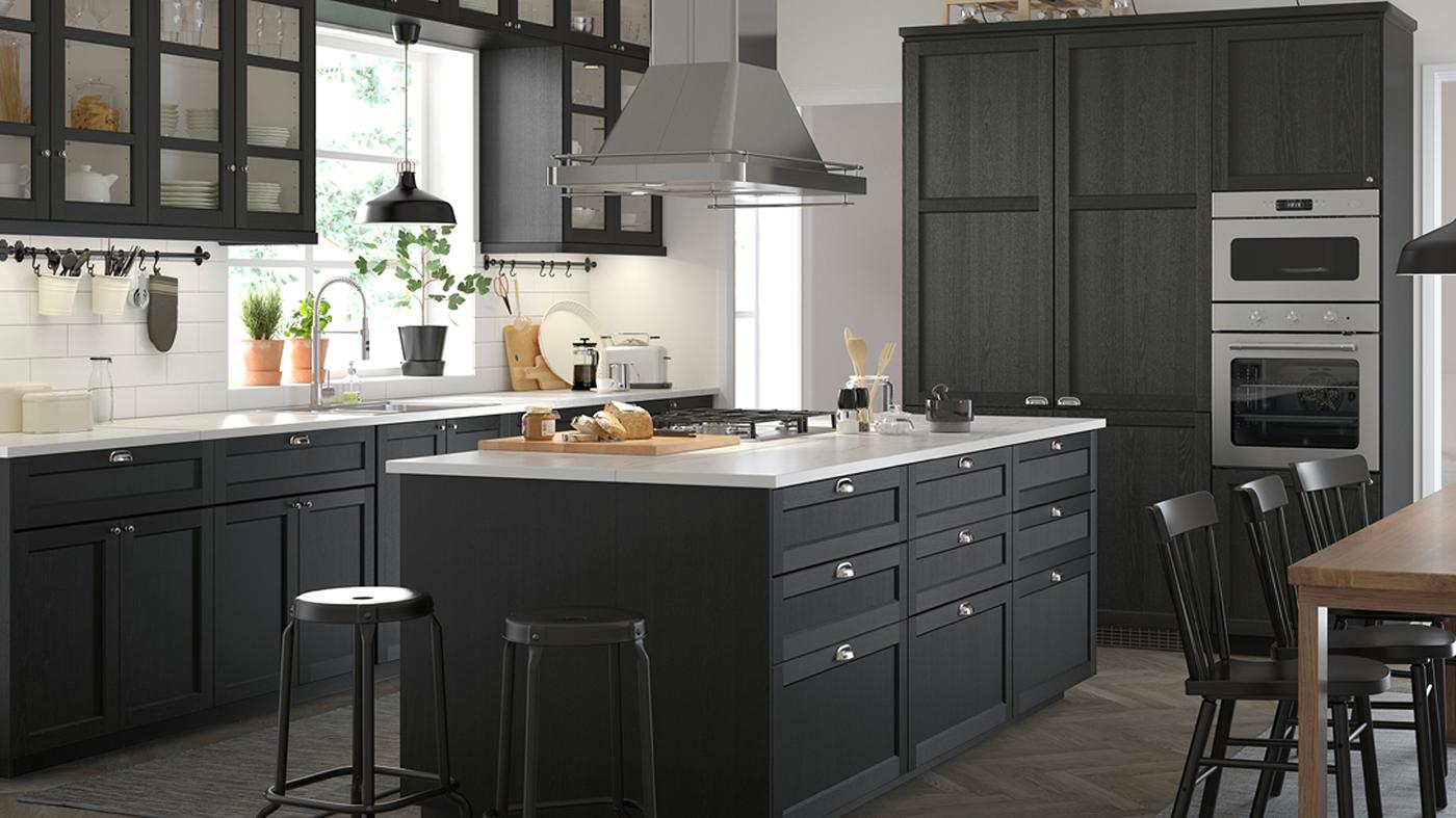 Una spaziosa cucina classica in bianco e nero con ante LERHYTTAN in mordente nero.