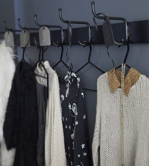 Une autre idée rangement pour vêtements: la patère à crochets PINNIG. Installée tout près de l’armoire-penderie, elle accueillera vos vêtements du lendemain… de quoi accélérer votre routine matinale. Ici, nous avons juxtaposé deux patères à trois crochets, pour vous permettre de préparer toute votre semaine vestimentaire! 