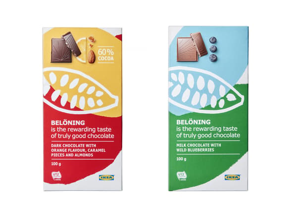 Une barre chocolatée à l’emballage rouge et orange et une barre chocolatée à l’emballage vert et bleu. 