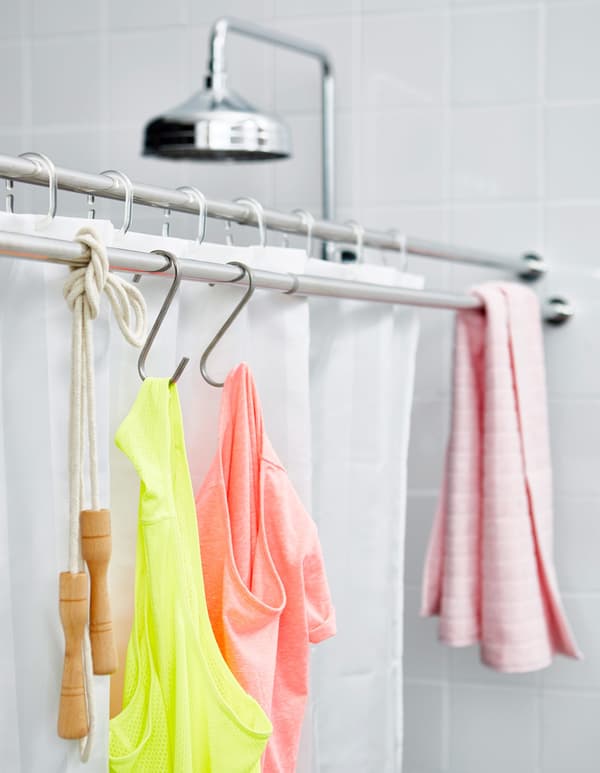 Une barre de douche supplémentaire est fixée au niveau de la douche, où sèchent les serviettes et les vêtements de sport.
