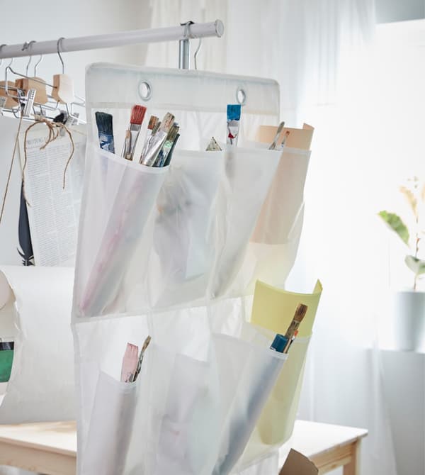 Une boîte à chaussures IKEA SKUBB a été réaffectée au rangement de pinceaux et de matériel artistique.