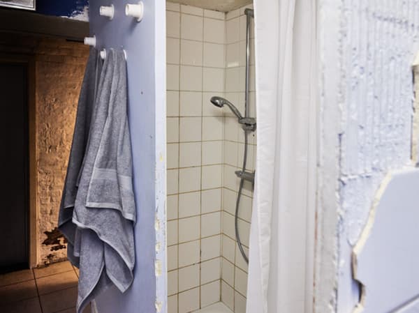 Une cabine de douche en mauvais état