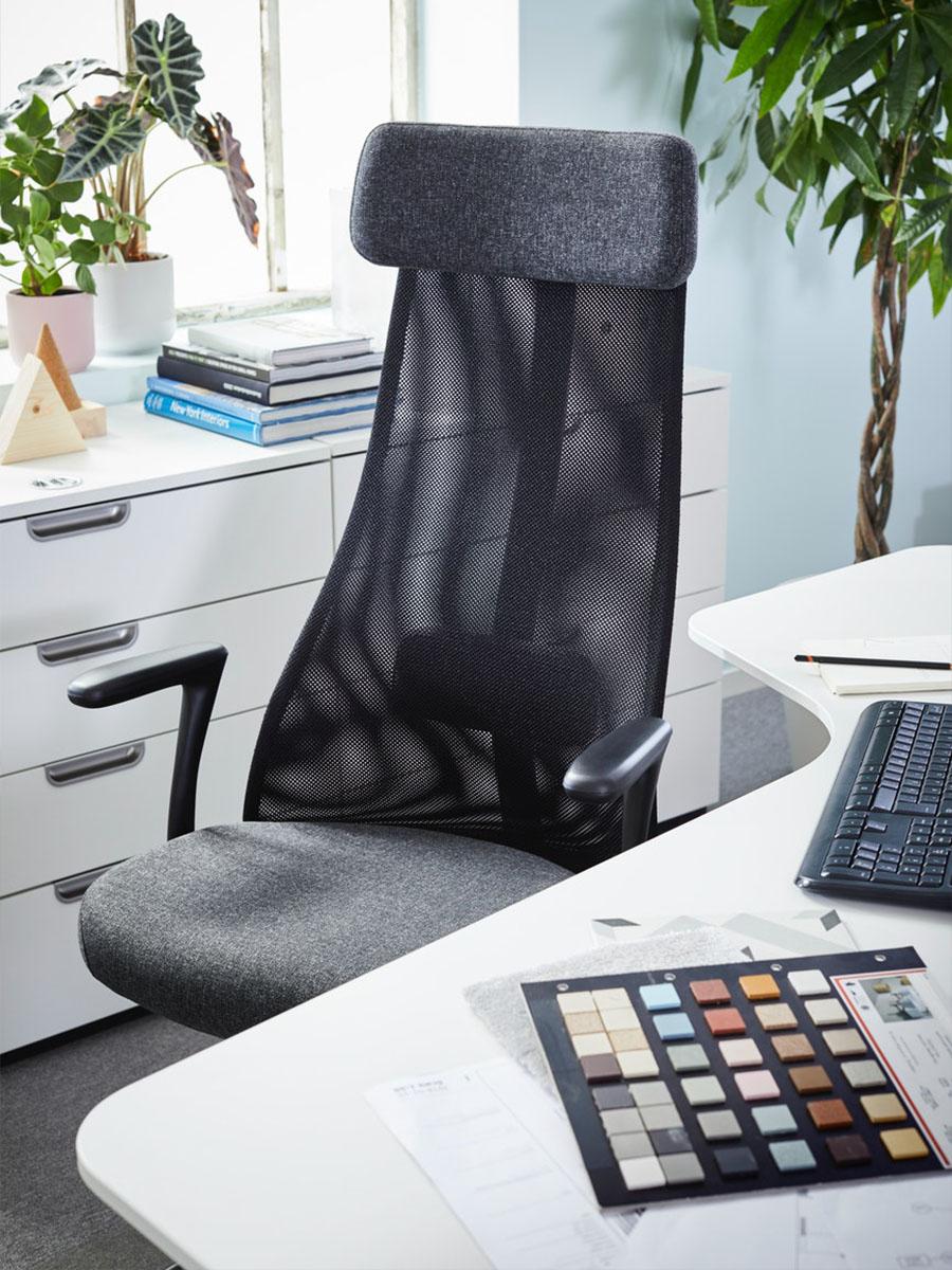 une chaise de bureau noire à haut dossier devant un bureau