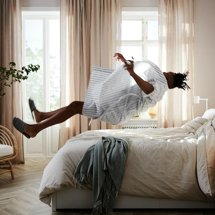 une chambre à coucher avec une personne se projetant sur un lit