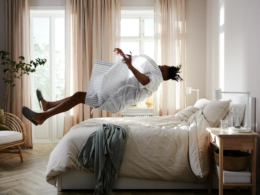 une chambre à coucher avec une personne se projetant sur un lit