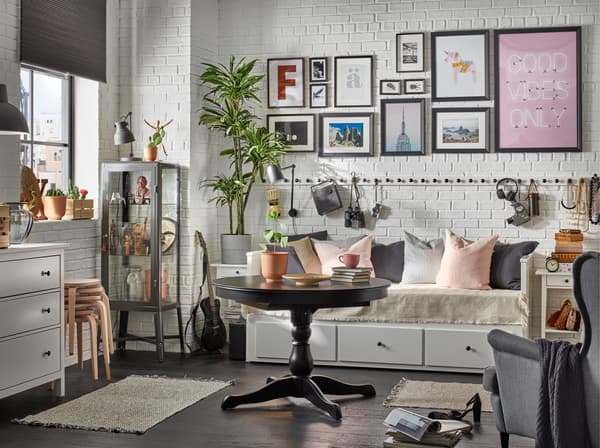 Une chambre traditionnelle avec un lit banquette classique. Quelques coussins sont là pour soutenir le dos pendant la journée.