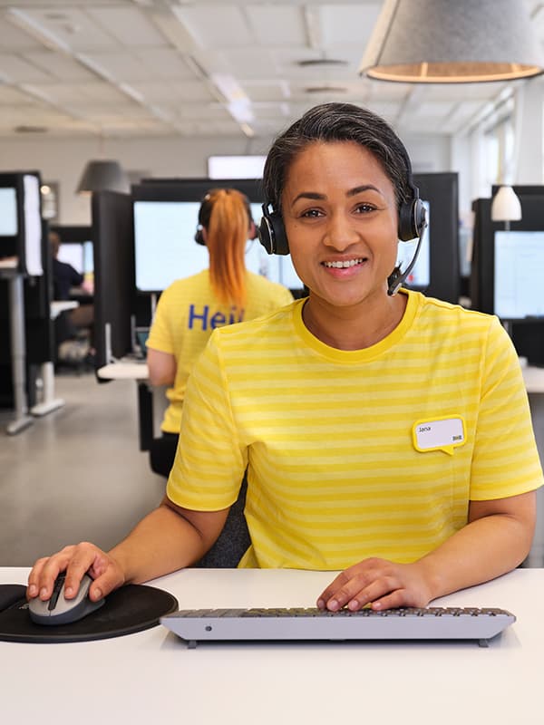 Une collègue IKEA au centre de service client IKEA assise à son bureau