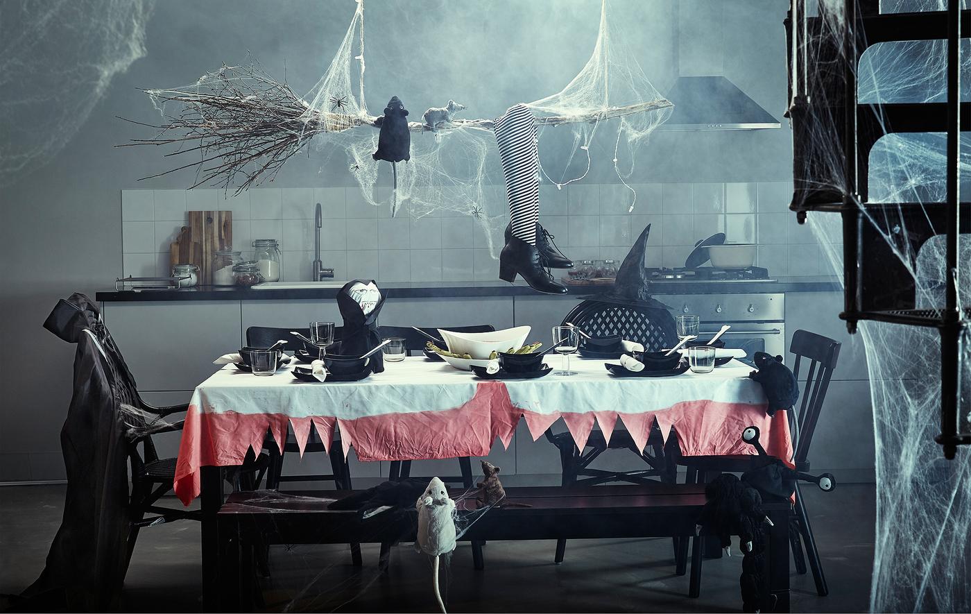 Une cuisine avec une grande table remplie de décorations d'Halloween.
