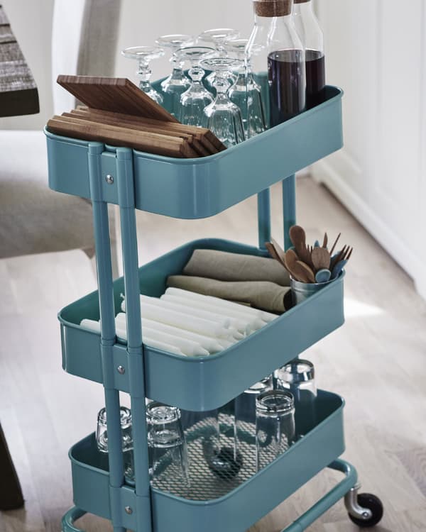 Une desserte est pratique pour apporter tout ce qu'il faut à table: couverts, verres et assiettes.