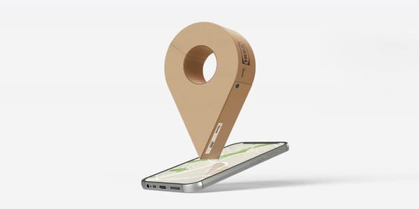 Une épingle de carte géographique virtuelle est suspendue au-dessus d’un appareil mobile.