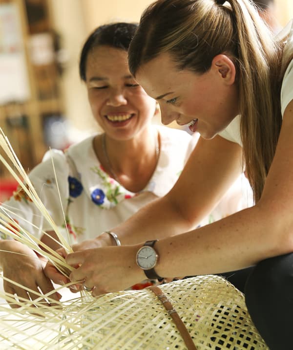 Une femme enseigne les techniques traditionnelles de tressage du bambou à Anna Granath.