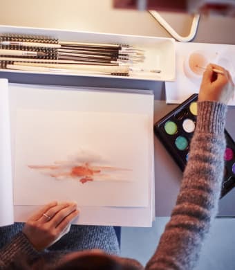 Une femme peint à son bureau