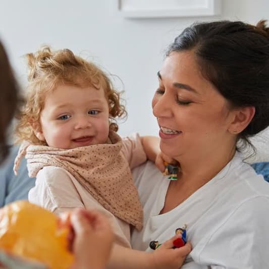 une femme tenant un bébé