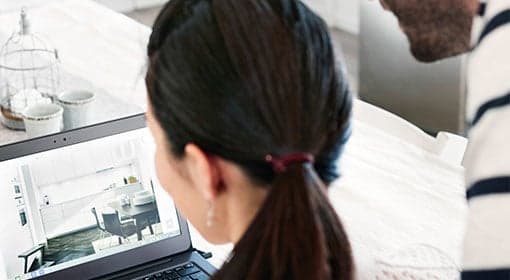 Une femme utilise le planificateur Cuisines sur un ordinateur portable