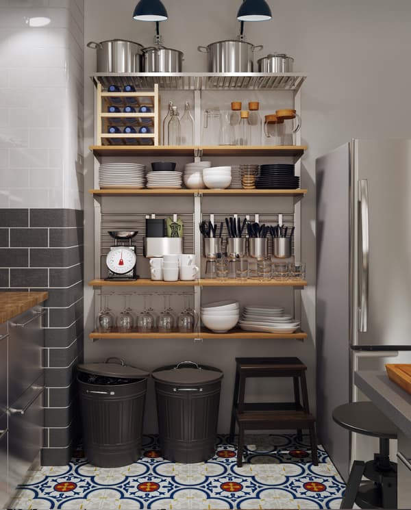 Une grande solution de rangement mural avec des tablettes en bois, des contenants, des grilles de rails et plus encore, et elle peut contenir plusieurs articles de cuisine.