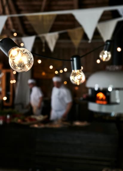 Une guirlande lumineuse suspendue au plafond.