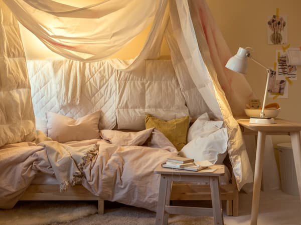 Une lampe de bureau blanche sera parfaite à côté de ton petit coin de paradis: elle propose même une station de charge sans fil intégrée.