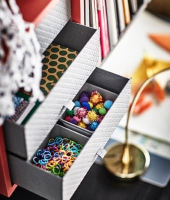 Une minicommode à 3 tiroirs contient le matériel d’art.