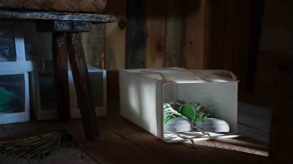 Une paire de baskets vertes à l’intérieur d’une boîte à chaussures SKUBB.