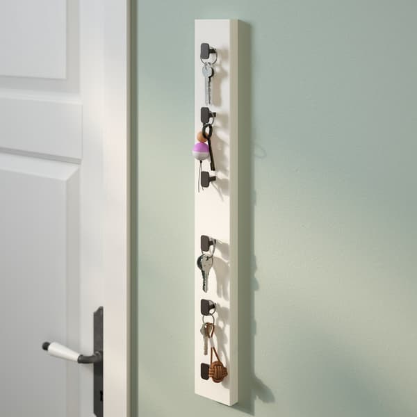 Une patère IKEA LURT suspendue verticalement pour y accrocher les clés de la maison.