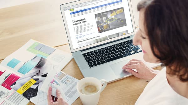 Une personne consulte le site Web de IKEA sur un ordinateur portable.