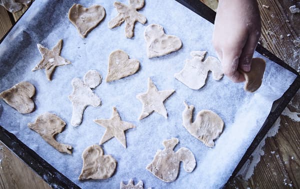 Une plaque de cuisson remplie de biscuits découpés dans la pâte.