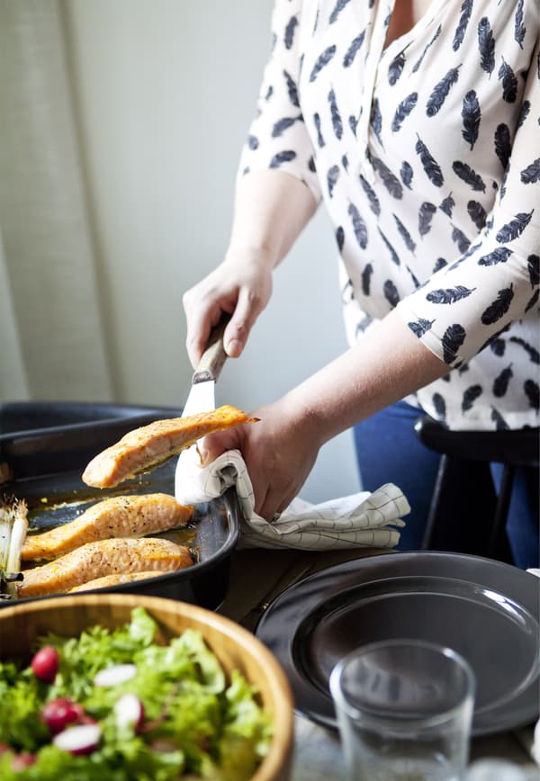 Une salade de saumon constitue un repas rapide et savoureux