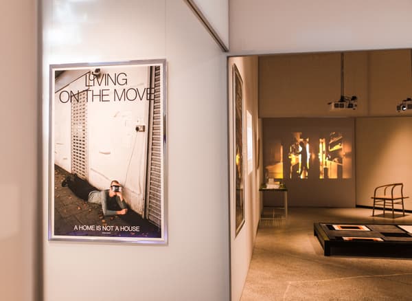 Une section d’une salle d’exposition avec une affiche intitulée 