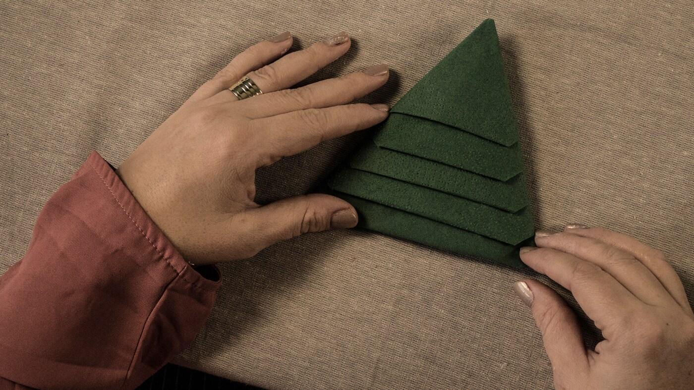 Une table de service qui ressemble à un sapin de Noël.