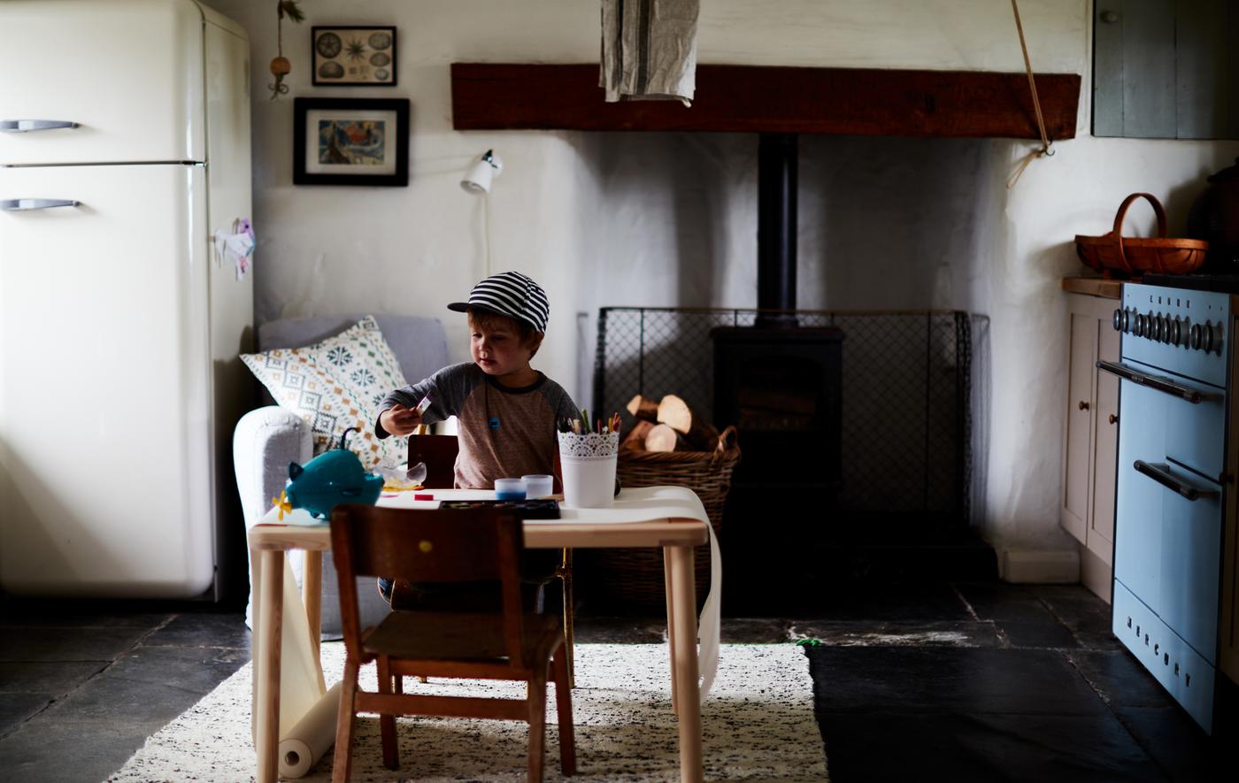 Une table portative permet aux enfants d'être créatifs partout.
