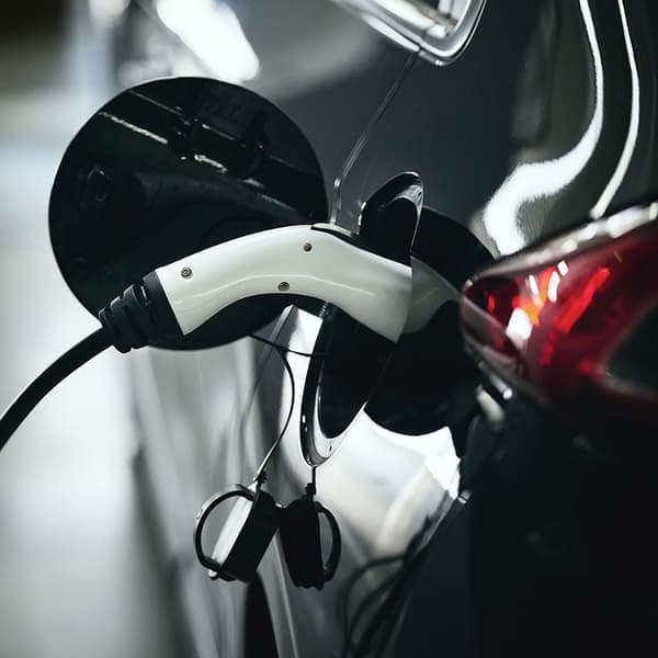 Une voiture électrique en cours de recharge.
