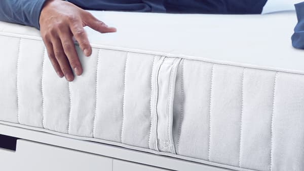 une vue rapprochée du côté d’un matelas blanc