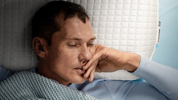une vue rapprochée d’une personne qui dort sur le dos
