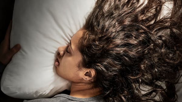 une vue rapprochée d’une personne qui dort sur le ventre