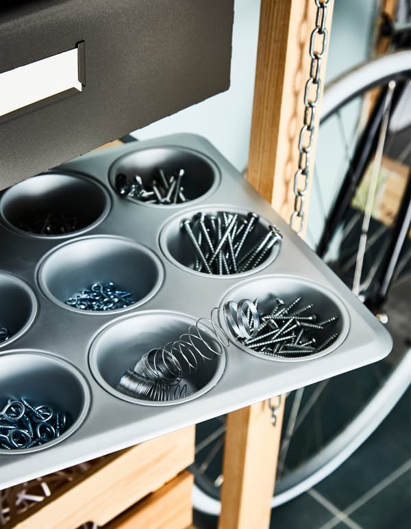 Uno stampo per dolci usato come contenitore per viti, chiodi e altri articoli da ferramenta - IKEA.