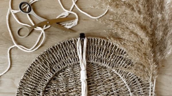Unteres Fadenende wird duch die Schlinge der U-Form gezogen
