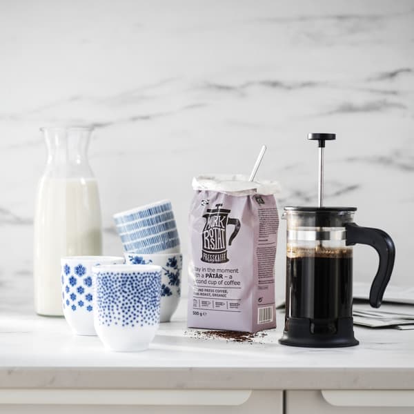 UPPHETTA coffee/tea maker, ENTUSIASM mug with patterned dots in blue, PÅTÅR coffee, and VARDAGEN Carafe with lid. 