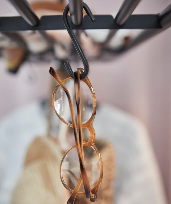 Use the VADHOLMA rack to hang the things you need most visible, ready to grab in a second. Why not an extra pair of glasses?