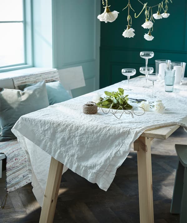 Utilise une nappe blanche classique comme base pour une table estivale. Comme IKEA GULLMAJ en blanc crème!