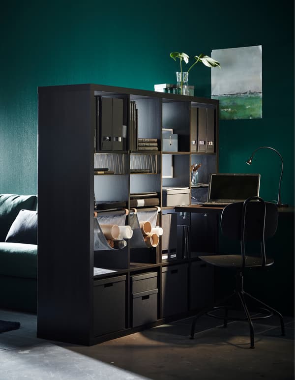 Utilisée comme séparateur, l’étagère IKEA KALLAX en brun-noir peut aussi créer une impression d’espace. Organisez les choses au moyen de divers accessoires, comme l’organiseur à suspendre gris clair, où ranger esquisses, magazines...