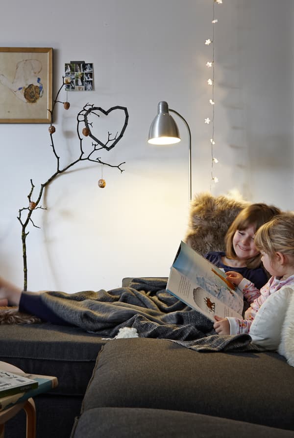 Utilisez des plaids, des coussins et des lampes.
