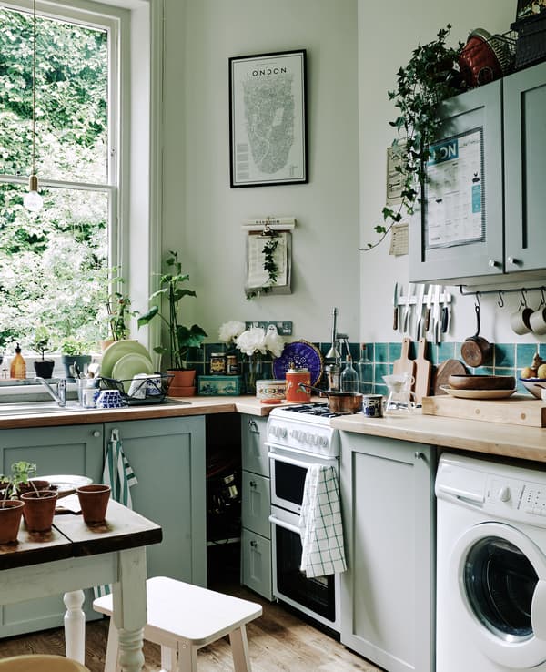 Utilisez des rangements muraux dans une cuisine compacte 